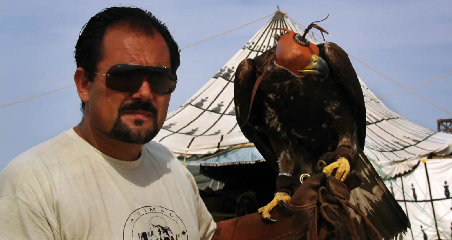 Con el águila encapuchada, en el campamento del rodaje